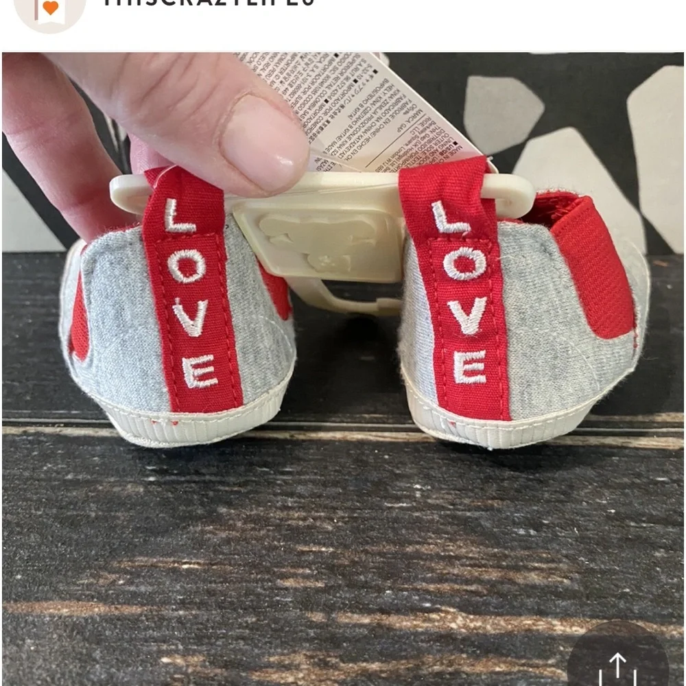 ❌⭕️unisex baby booties❌⭕️by babyGAP! cute and comfy and cozy for your little👶🏻